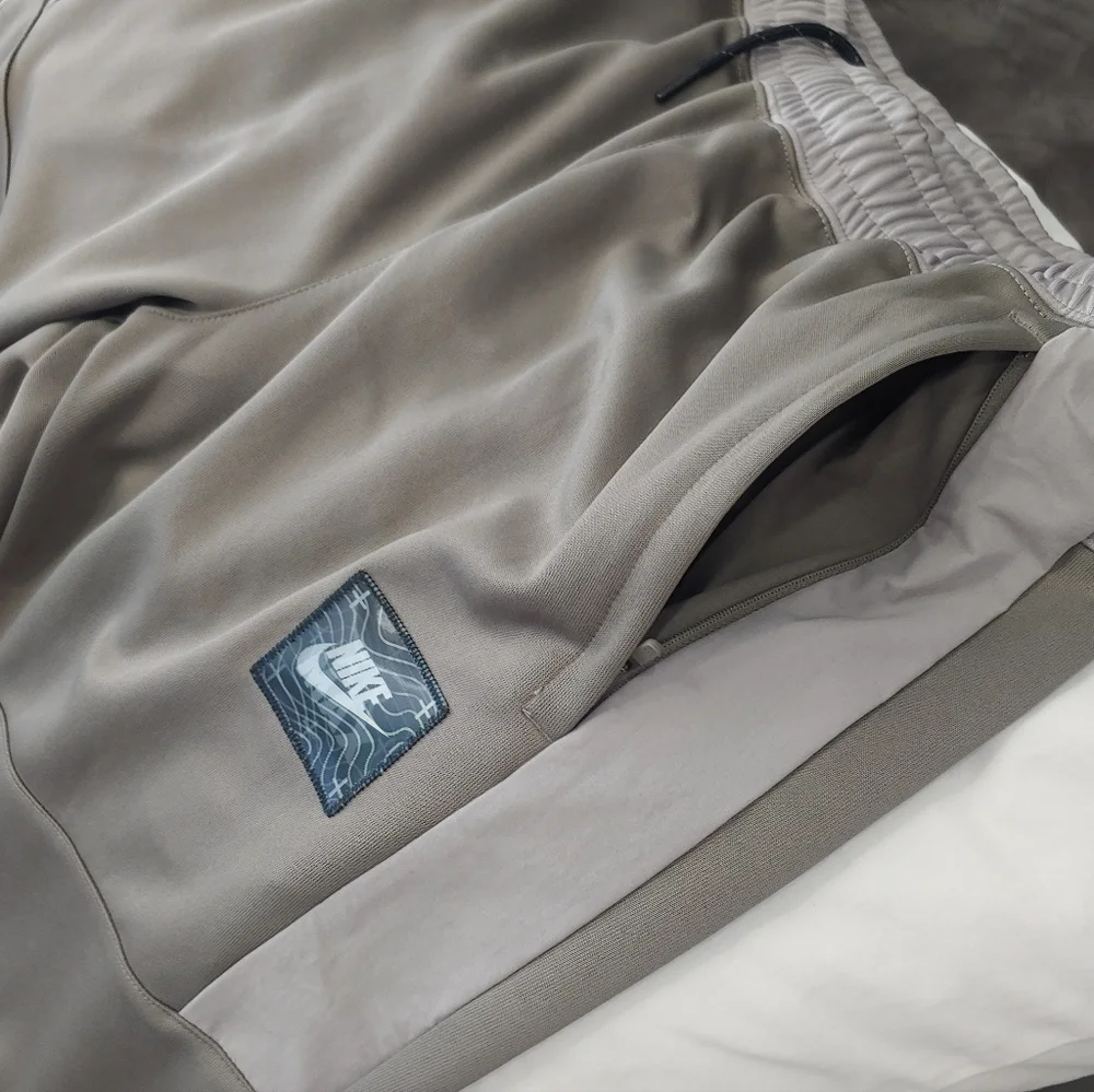 Nike Air Max Joggers Sweatpants Olive Grey Men's BNWT - Picture 7 of 16